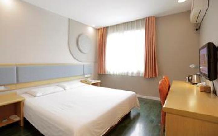 Home Inn Xiaoshan Yinlong Department  Renmin Road Metro Station
