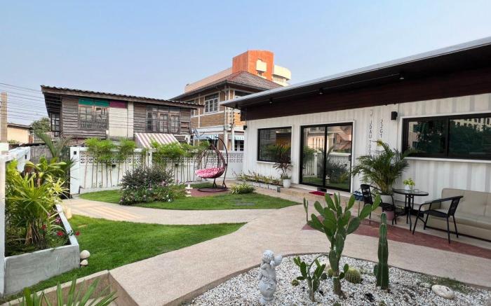 Independent Garden Courtyard, Two Bedrooms, Two Bathrooms, Accommodates 5 People