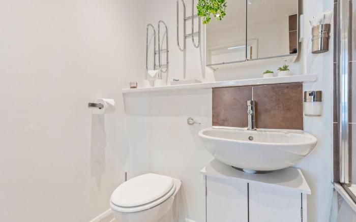 Desert Oasis 2Bed 2Bath | Free Parking & Netflix