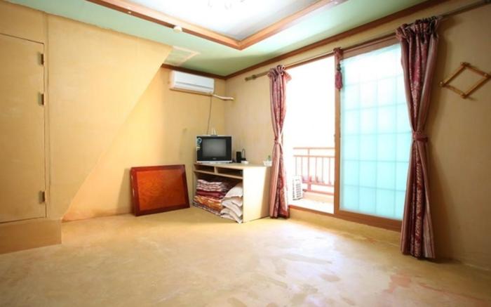 Baekmu Mountain Villa Red Clay Pension