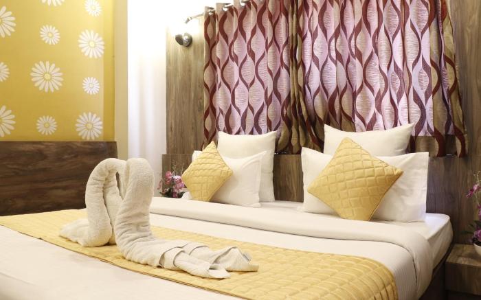  Room Hosted By Dinesh