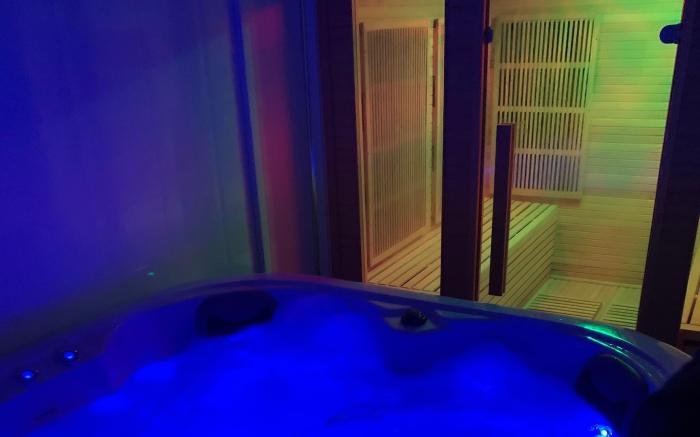 Charming Retreat With Hot Tub  Sauna Sleeps 4