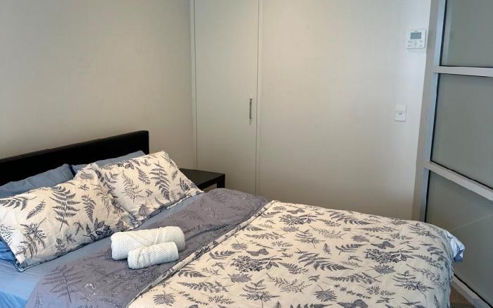 Modern One Bedroom Apartment - Morphett -City View