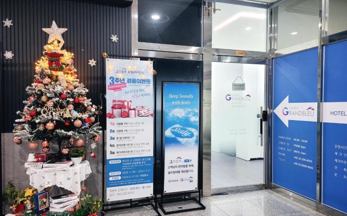 Grand Bleu Hotel & Residence