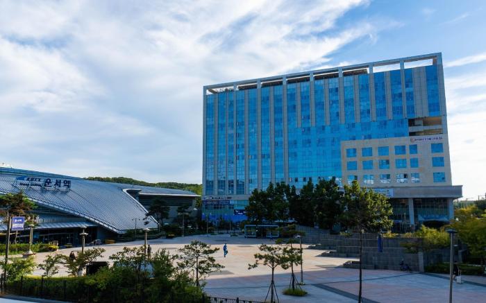 Incheon Airport Global Hotel & Suites (Unseo Station)