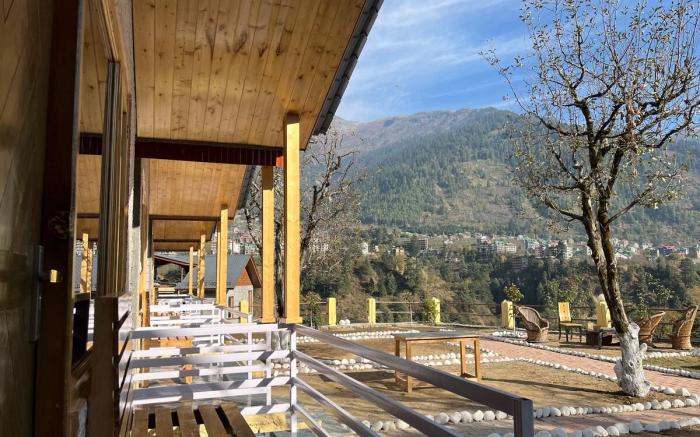 AP Huts- Pinecrest | 1 Room By Homeyhuts