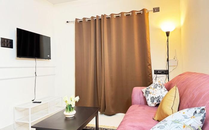 Chic & Central 2BHK Oasis: Fully Equipped