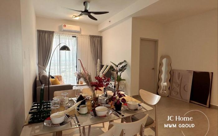 Creamy house | Sunsuria Walkable to SCCC By MWM