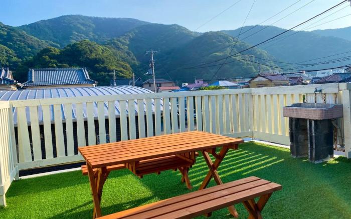 Spacious Balcony for Relaxation "Entire Building Rental Move" BBQ & Garden! Large TV! Up to 5 Guests