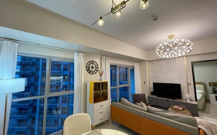 Luxurious 1BR in Bayshore w Sunset View near Okada