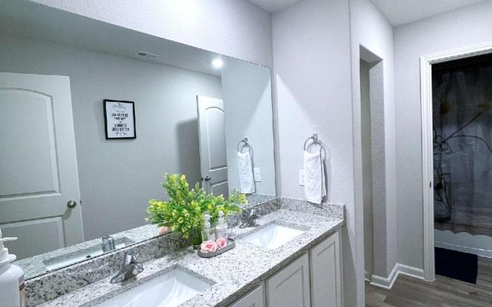 5 bedroom house 6 Queen Beds, king suite & Office