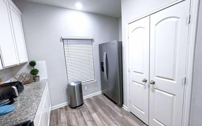 5 bedroom house 6 Queen Beds, king suite & Office
