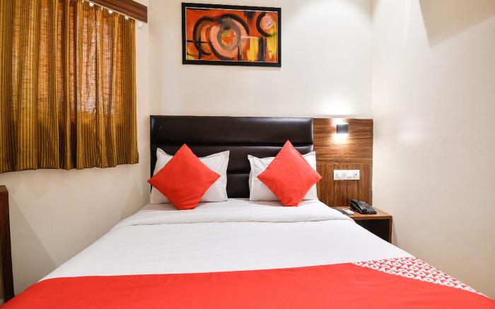 OYO 15535 Deluxe Residency
