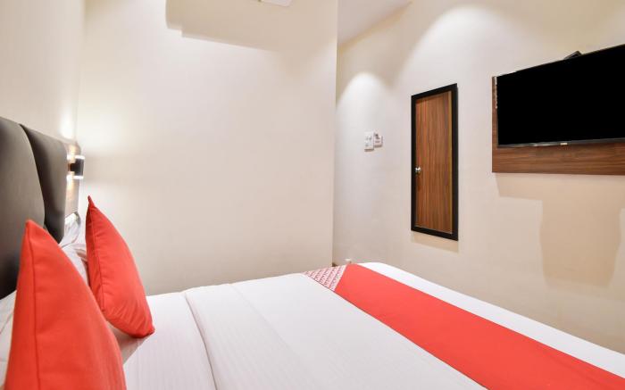 OYO 15535 Deluxe Residency
