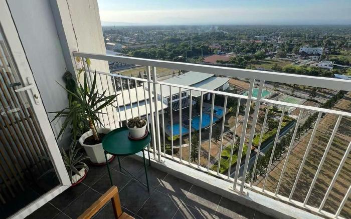 Cozy Studio 5 Mins to Sky Ranch w/ Pool & View