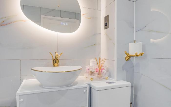 Velvet Escape, A Stylish 2-Bedroom London Getaway - Sleeps 6