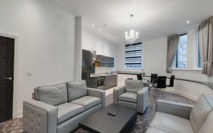 Temple Court Cavern Quarter Stylish 1-BR Apt