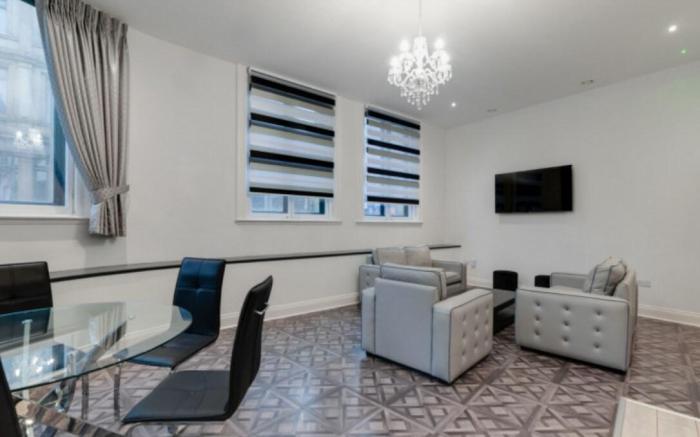 Temple Court Cavern Quarter Stylish 1-BR Apt