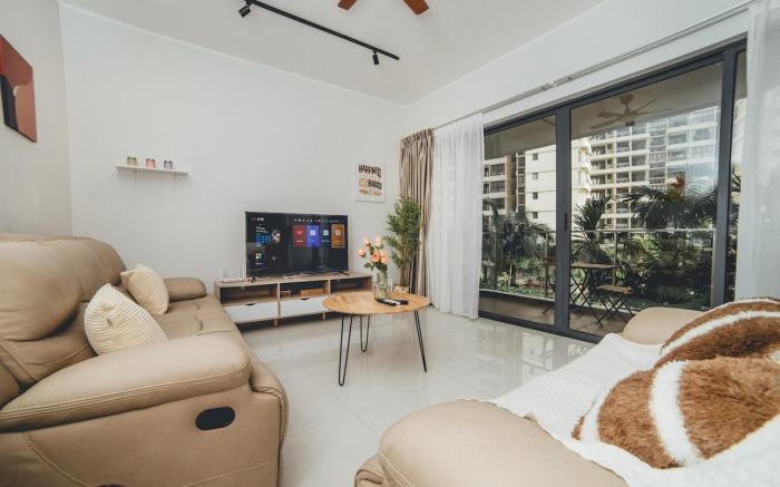Bay Laurel Urban Poolscape 3BR6pax w Balcony