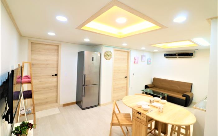 Hongdae 다정하우스/#2 사랑스런공간. 홍대입구역(Exit 7) 도보로1분.파티가능.