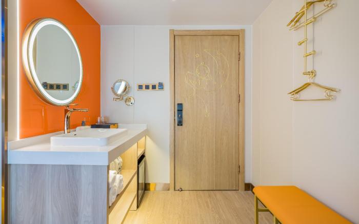 Dequan Luxury Hotel (Chaoyang High-speed Railway Station Shilibao Metro Station)