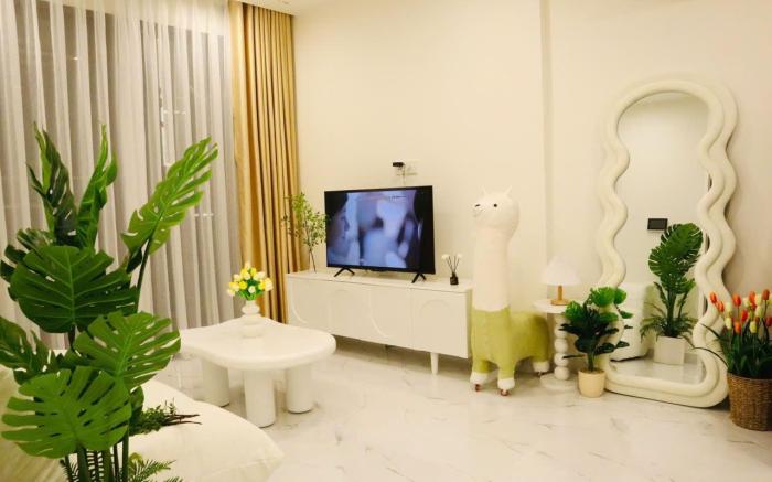 Hera House - BS8A - Beverly Solari - The Tropical