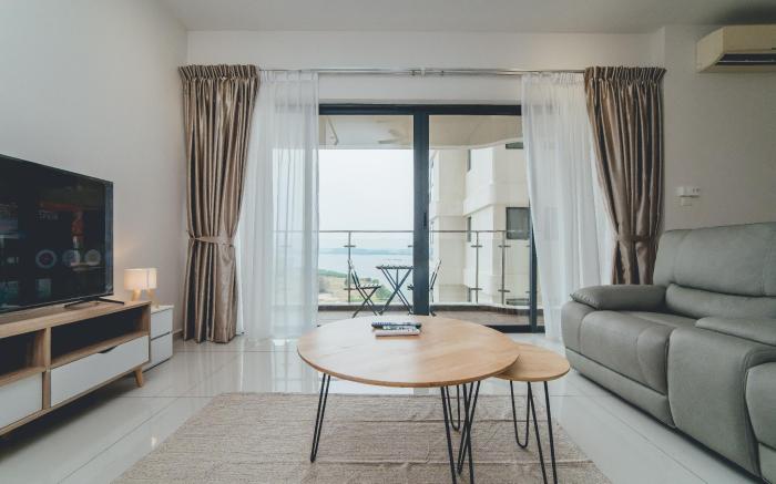 Danga Bay Coastal Charm 3BR 8Pax w 3Balcony
