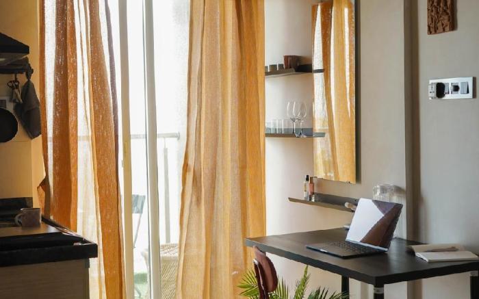 Luxe  Studio 12th FL Balcony w Lake View / WIFI