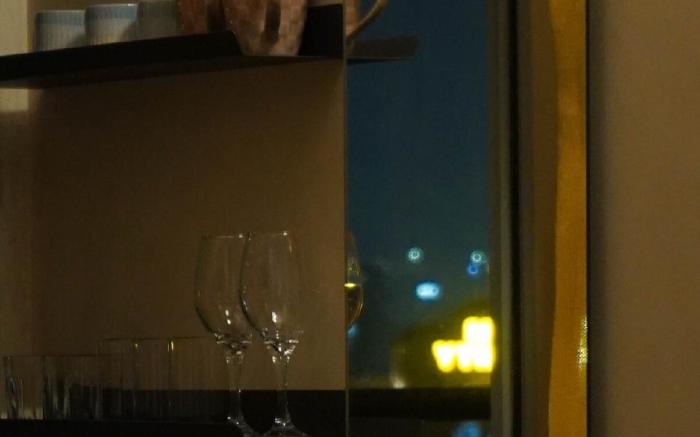 Luxe  Studio 12th FL Balcony w Lake View / WIFI