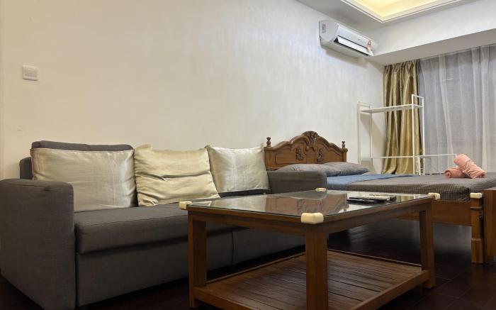 R&F Cozy Studio for 2 pax near CIQ