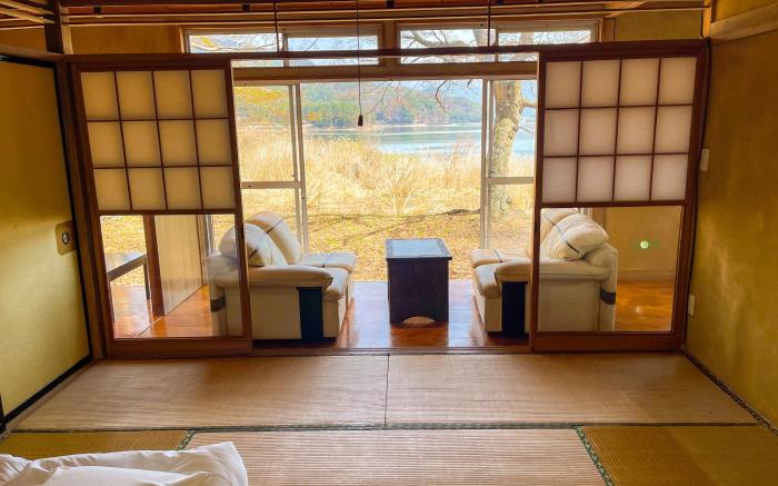 BBQ Available - Scenic Accommodation Overlooking Lake Kawaguchi, Lakefront Cottage Smile