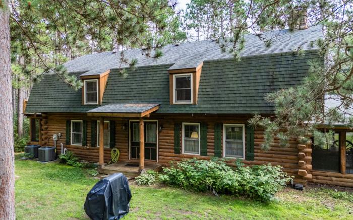 Dog Friendly Log Cabin sleeps 25+ near Dells/Lake