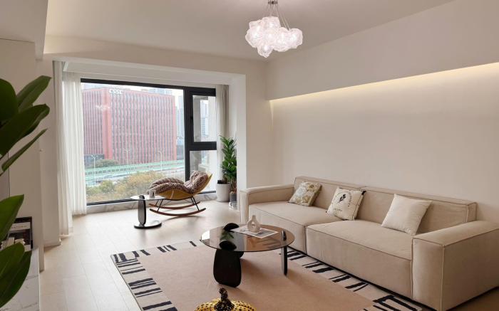 Simple 4-Bedroom Apartment 50m From Subway