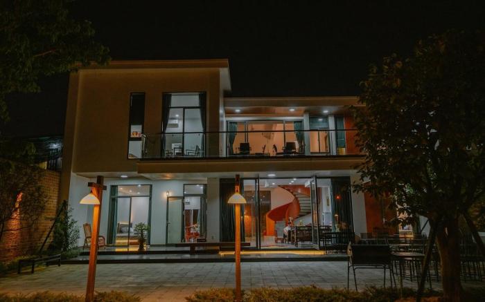 Floral Hue Garden & Riverside Villa