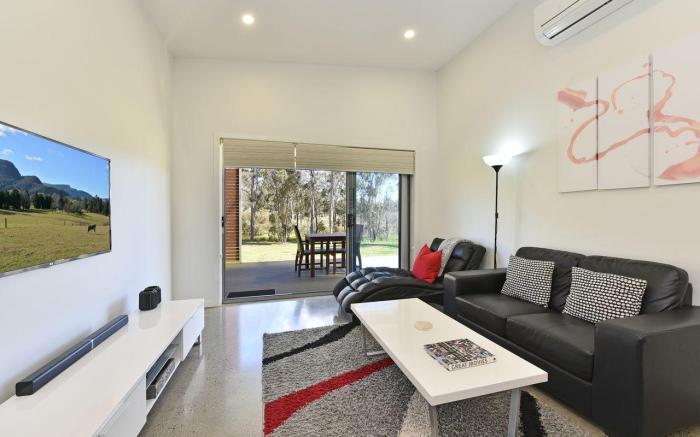 Ironbark Hill Spa Bath Villa 1- Tyrian