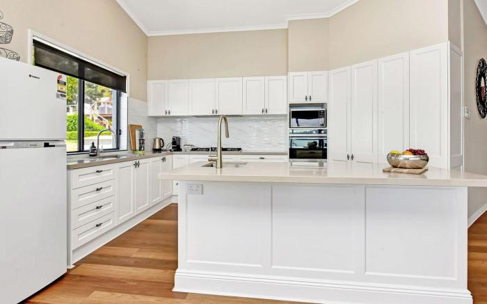 Shimmer Shores Absolute Waterfront Retreat at Fishing Point, Lake Macquarie