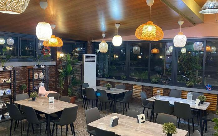 Mom's Shie Restaurant / Apartelle
