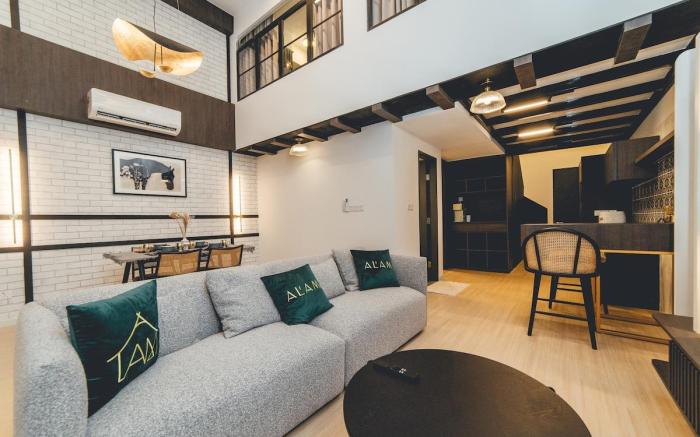 Grid 5pax Modern Nanyang Loft Medini Legoland