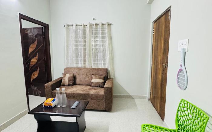 Penthouse Escape: 1BHK Park View Flat in Kondapur