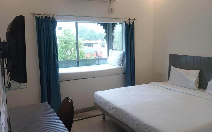 Hotel Crown Club - 2.5 km from Celebration Mall 
