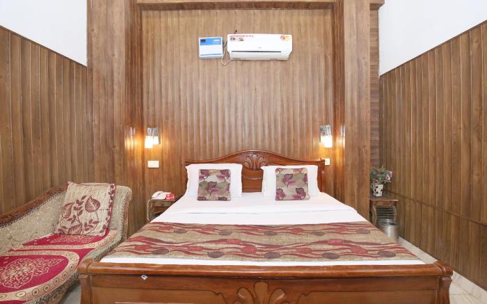 OYO 6370 Hotel Golden Woods