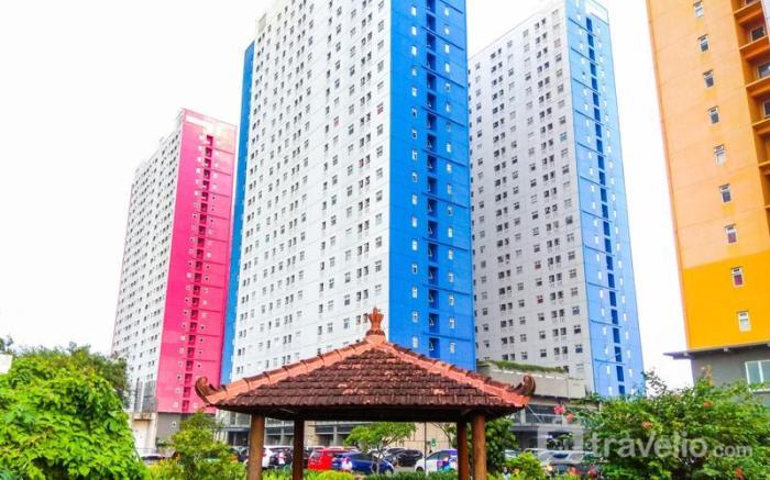 Comfy 2BR Near Mall Green Pramuka City By Travelio