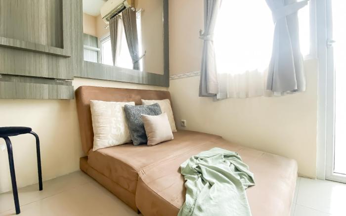 Comfy 2BR Near Mall Green Pramuka City By Travelio