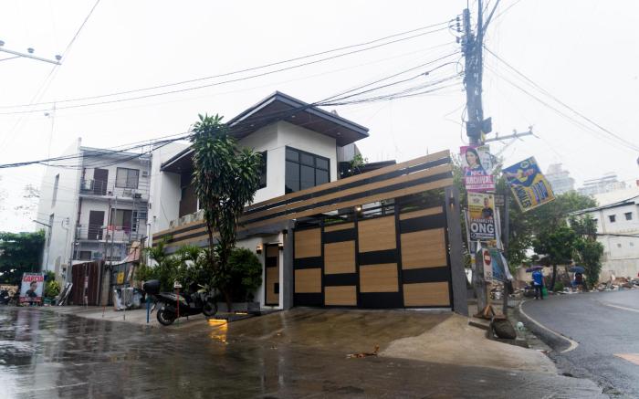 Modern villa with pool in downtown Cebu City