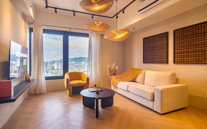 Lush Designer 3BR Condo by ALV