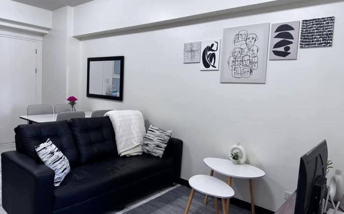 CozyCrib 2room w/balcony wifi pool mandaluyong