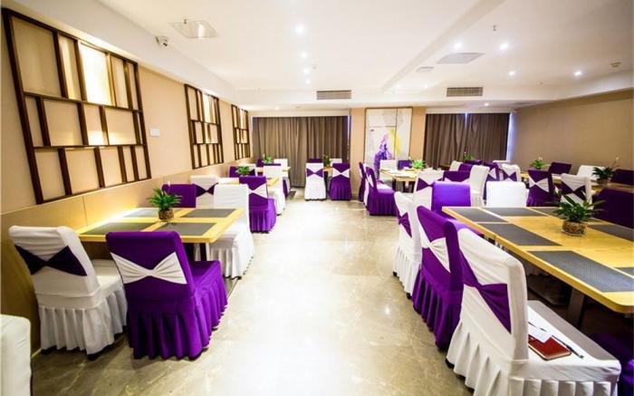 Lavande Hotel Luzhou BBQ new World                                                         