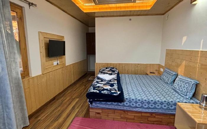 Vizvei Kufri Cozy Room with Mountain View