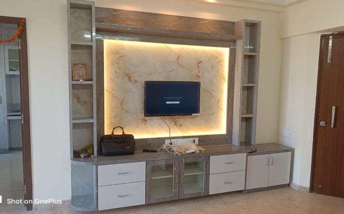 Pixiestays| smart,Tv, AC, Wifi |1807 2BHK Malad