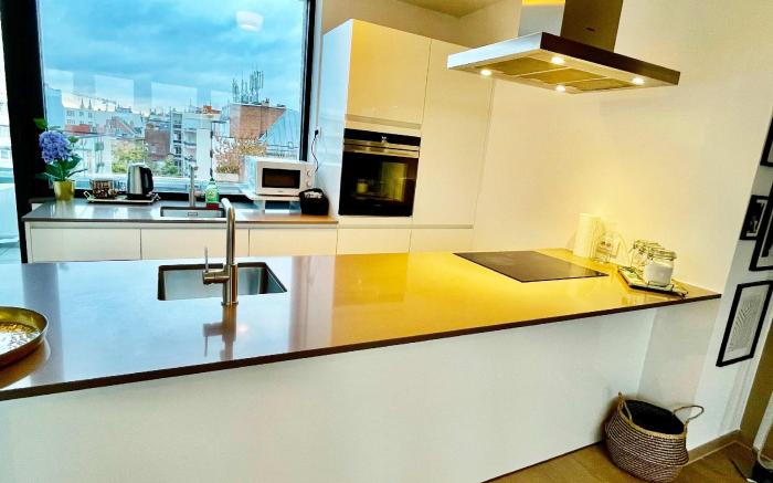 Modern 2BR Penthouse Near Diamond District by OneLuxStay